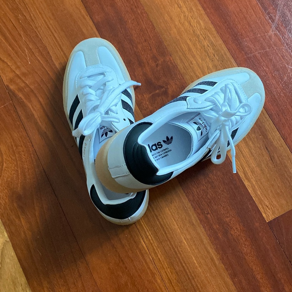 Never worn Adidas Samba Platform